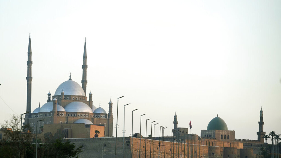 الأزهري: لا أحد يتخذ القبر مسجدا في مصر