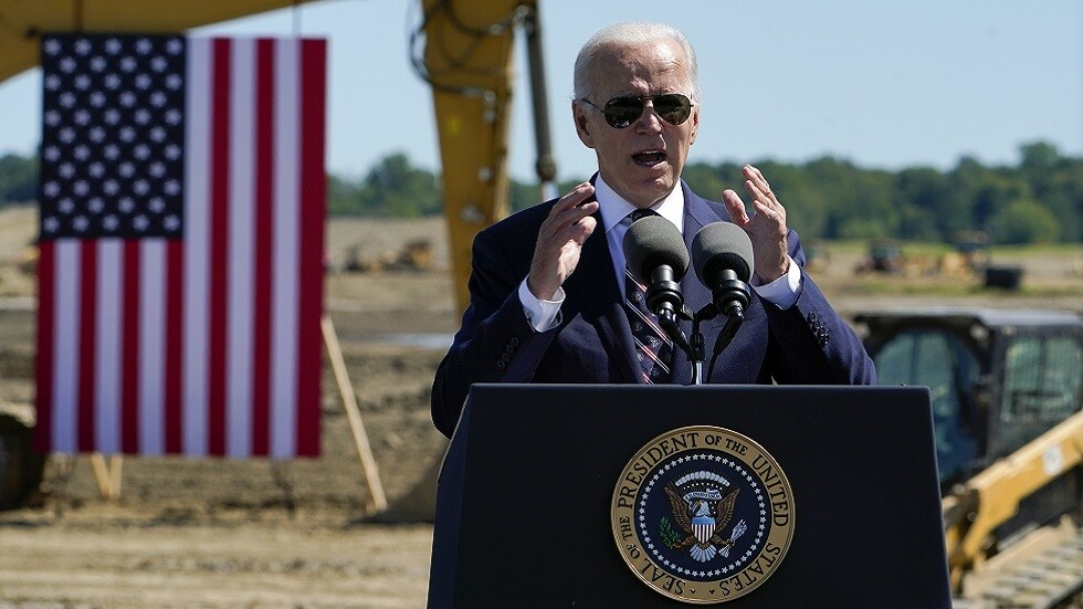 بايدن: إنتاج أشباه الموصلات قضية أمن قومي