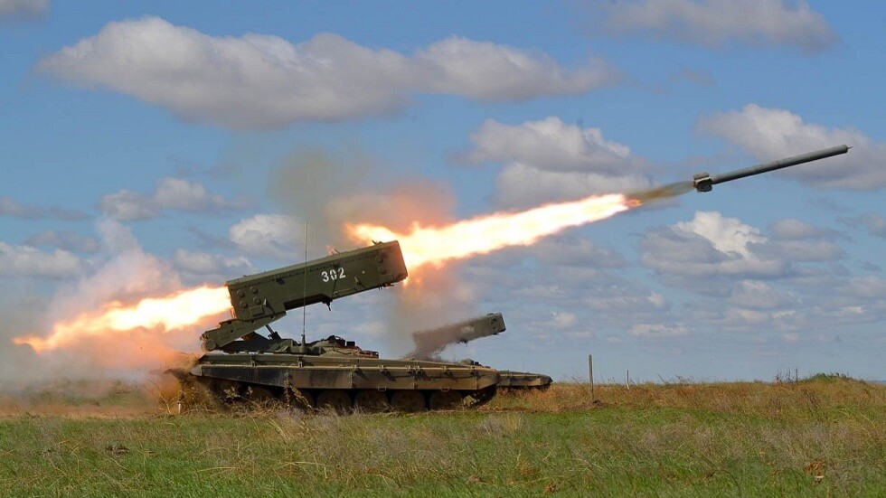 الدفاع الروسية تشيد بشجاعة أطقم المدفعية في المعارك مع قوات كييف