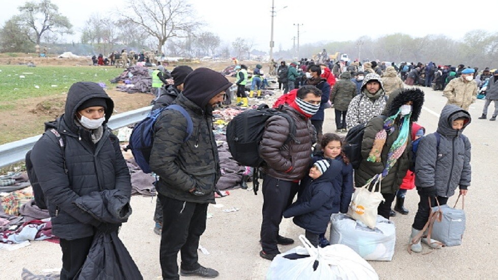 عشرات آلاف اللاجئين السوريين في تركيا ينظمون قافلة حاشدة يسيرون بها إلى الاتحاد الأوروبي