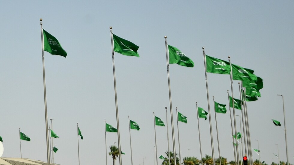 السعودية.. القبض على مسلح يرقص في نافذة مركبة أثناء سيرها (فيديو)