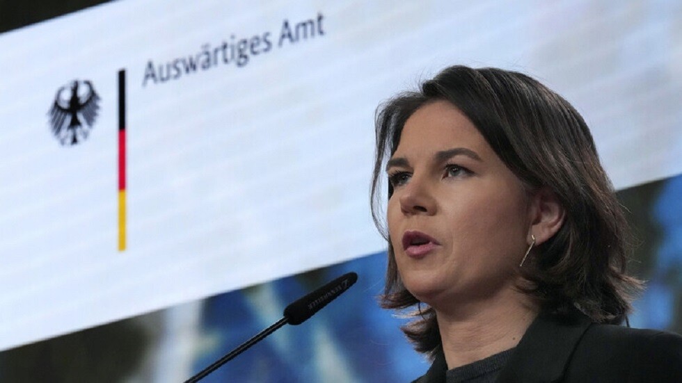 بيربوك تتهرب من الرد على سؤال حول تزويد أوكرانيا بدبابات ألمانية