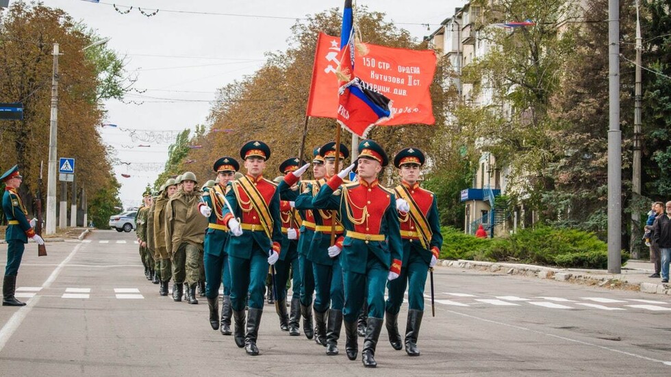 ماريوبول.. عرض عسكري أمام محارب قديم واحد