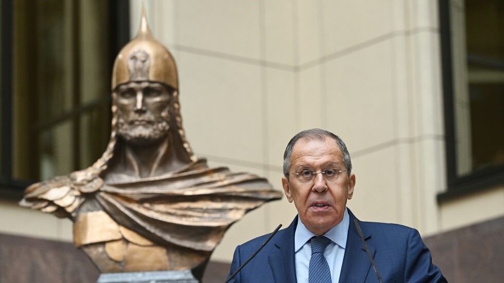 لافروف يرفع الستار عن تمثال الأمير