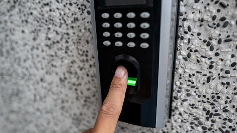 موظفون كويتيون حصلوا على رواتبهم بلا عمل بعد تزويرهم بصمة الدوام