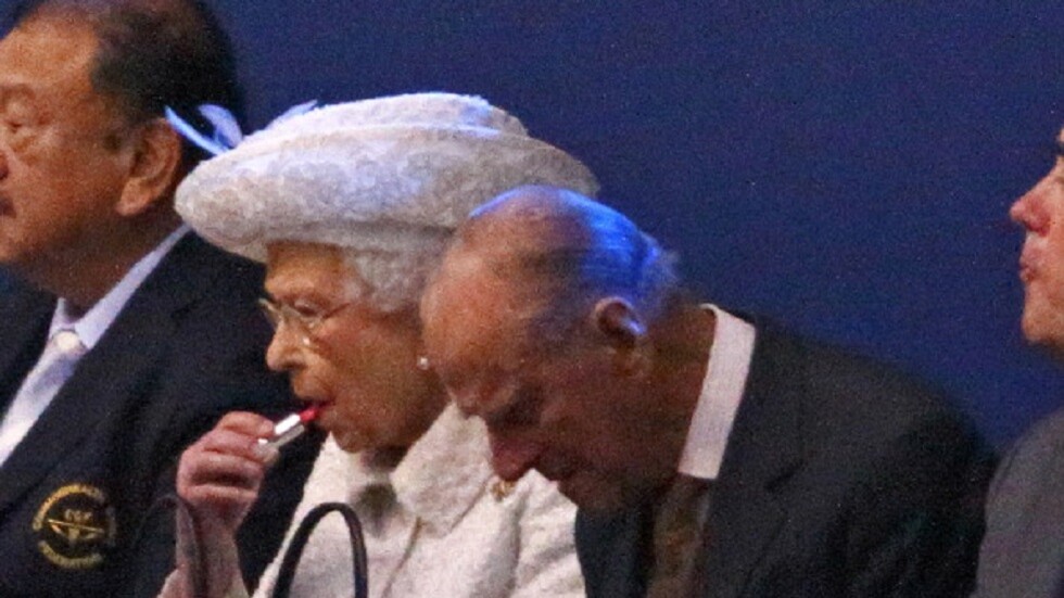 أحمر الشفاه وحقيبة اليد.. مساعد سابق لملكة بريطانيا الراحلة يكشف رسائلها السرية إلى مساعديها