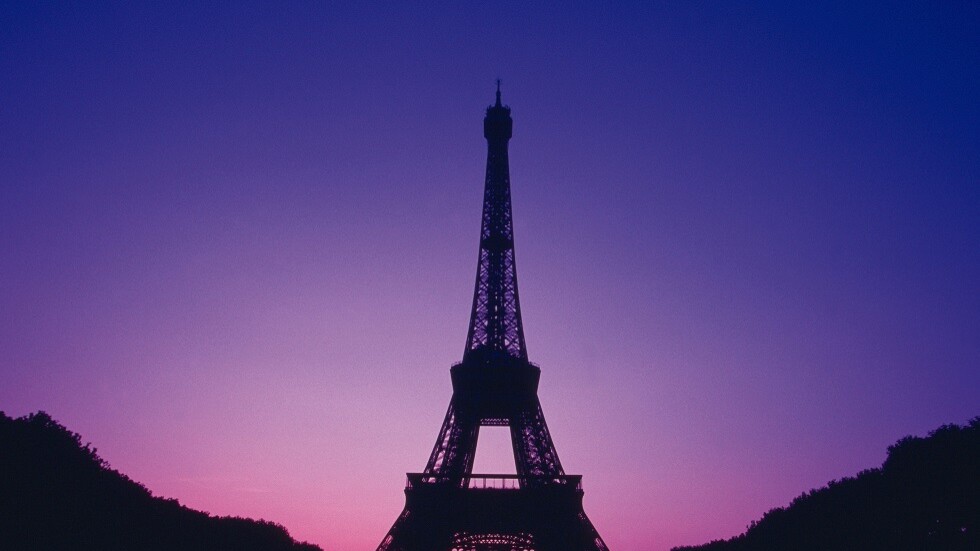 برج إيفل يطفئ أضواءه ترشيدا للطاقة