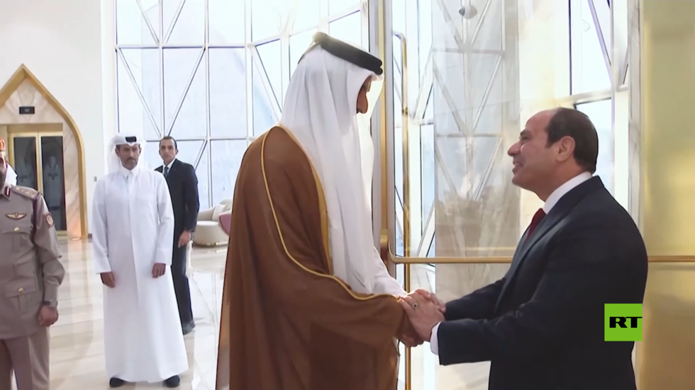 أمير قطر يستقبل الرئيس المصري في أول زيارة رسمية له إلى الدوحة
