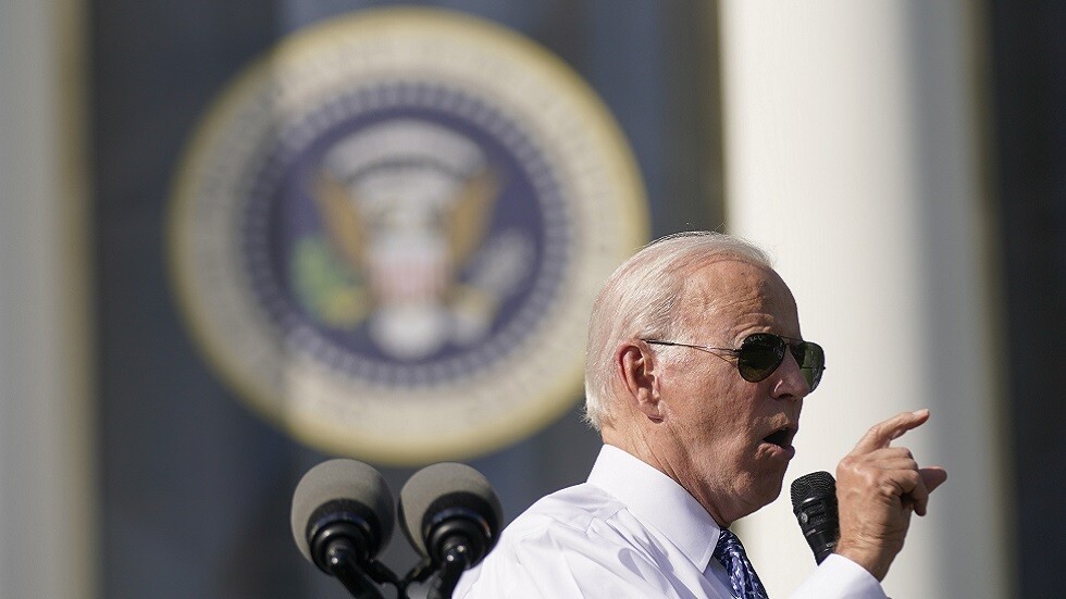 بايدن يتفاخر على الهواء بكبح التضخم وقناة أمريكية تقطع البث لتقديم "جرعة باردة من الواقع"!