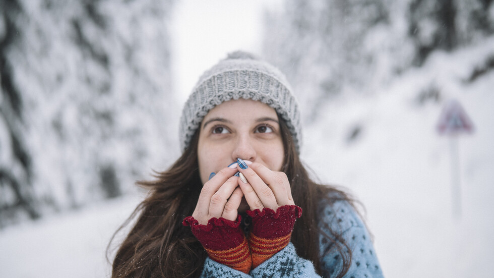 دراسة تكشف سببا غير متوقع لشعور النساء بالبرد أكثر من الرجال