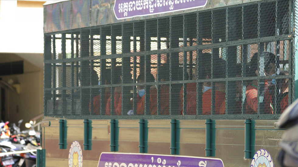 كمبوديا تبدأ في محاكمة 37 شخصية معارضة بتهمة الخيانة