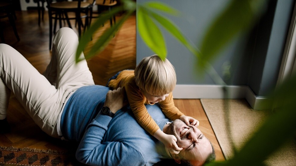 دراسة: يعاني الآباء الجدد من تقلص في الدماغ قد يسهّل عليهم التواصل مع طفلهم