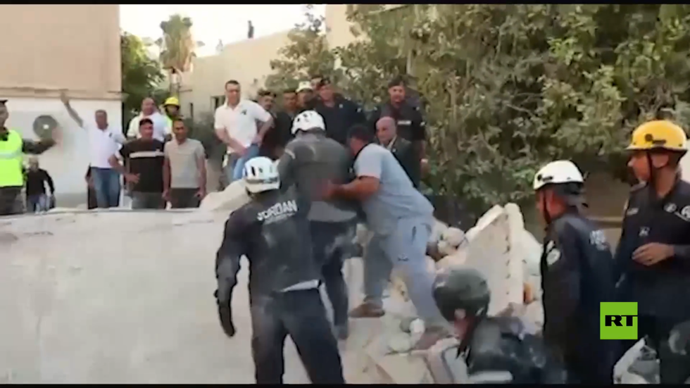 الأردن.. لحظة انتشال رضيعة من بين أنقاض المبنى المنهار