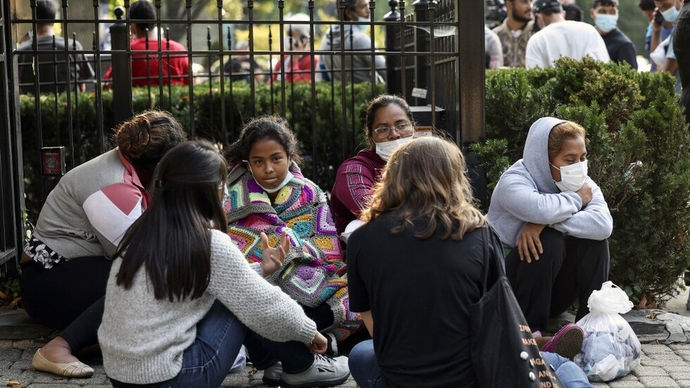 حاكم ولاية تكساس يفرغ حافلتين تقلان مهاجرين أمام منزل نائبة بايدن