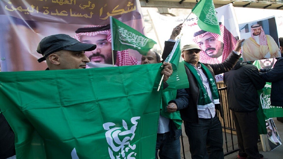 الحكومة السعودية تصدر قرارا بخصوص "العلم وصور القيادة"