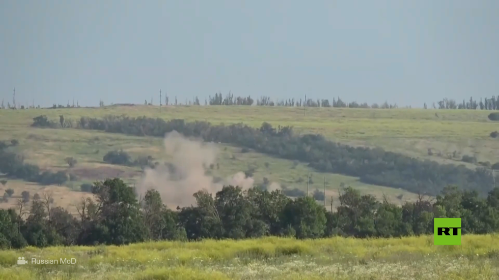 دبابات "تي-72" تدمر معدات عسكرية أوكرانية