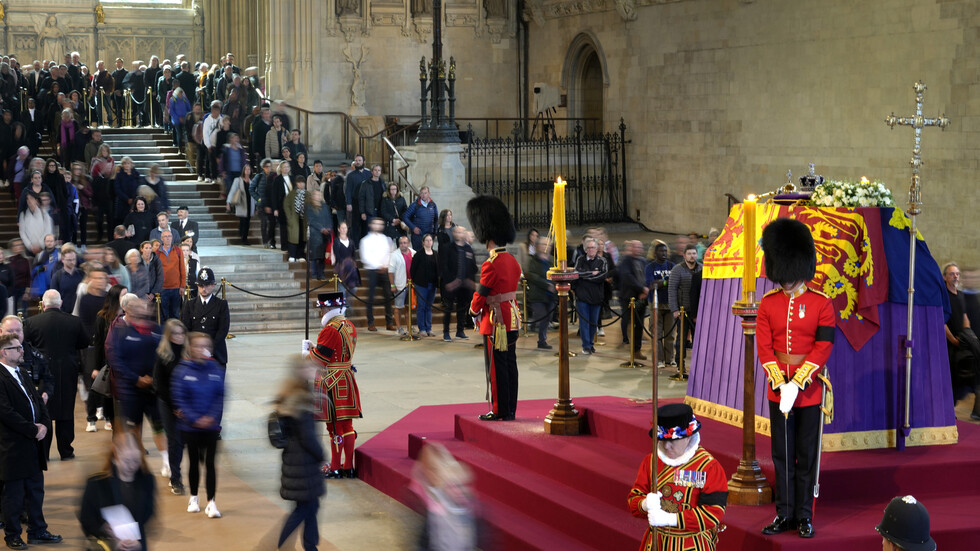 موقف صادم داخل كنيسة وستمنستر.. رجل يراوغ الجميع للوصول إلى نعش الملكة! (صور)
