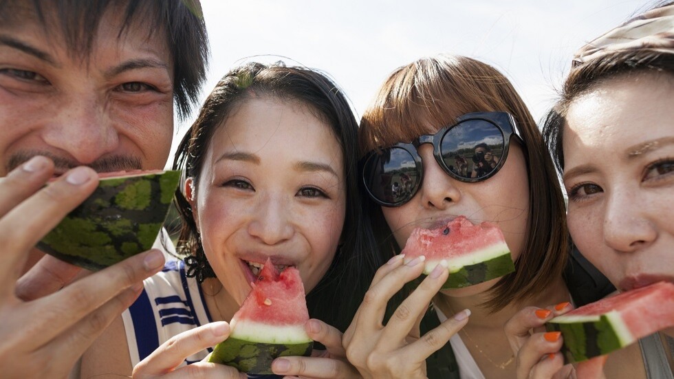 تناول الفاكهة والخضار وممارسة الرياضة قد يجعلك أكثر سعادة