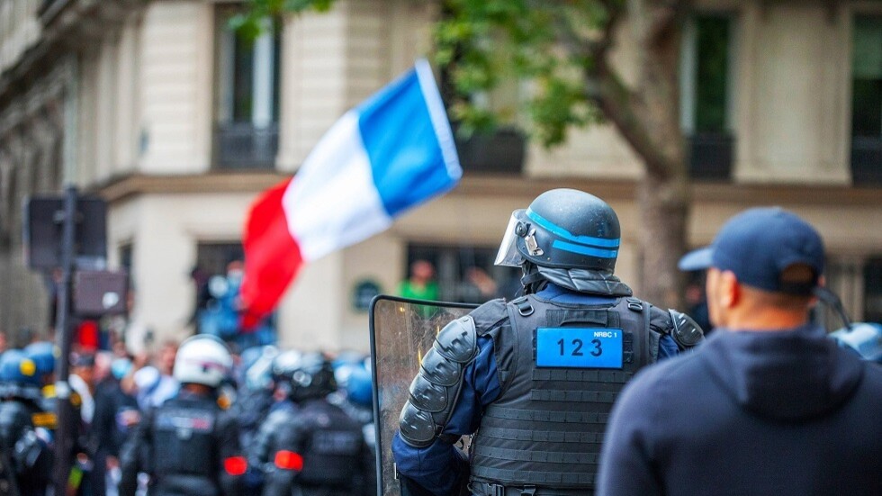 بالفيديو.. احتجاجات في باريس تطالب باستقالة ماكرون وخروج فرنسا من حلف "الناتو" والاتحاد الأوروبي