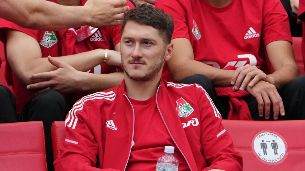 نائب أوروبي يحضر جلسة البرلمان وهو يرتدي قميص لاعب كرة قدم روسي