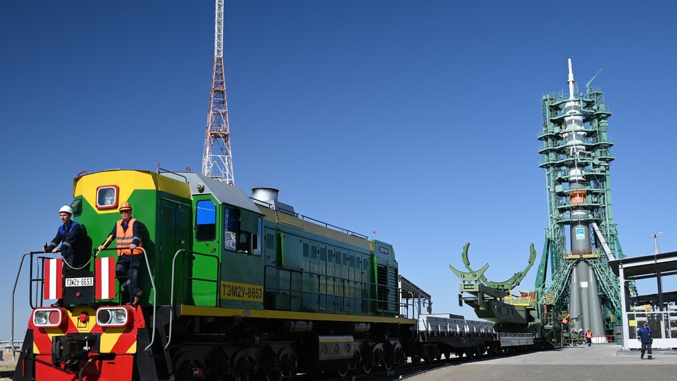 ممثلو "ناسا" يصلون إلى بايكونور للمشاركة في أول رحلة متقاطعة على متن مركبة "سويوز"