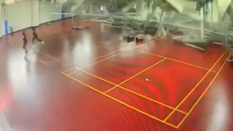 بعد زلزال قوي.. لحظة انهيار سقف صالة ألعاب رياضية في مدرسة تايوانية