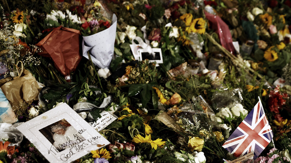 بريطانيا تودع الملكة إليزابيث.. إغلاق قصر وستمنستر وبدء إجراءات الجنازة إلى مثواها الأخير