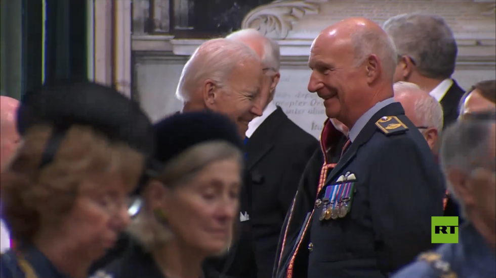 خلال جنازة إليزابيث الثانية: كل الوجوه عابسة إلا بايدن "يقلد أوباما"