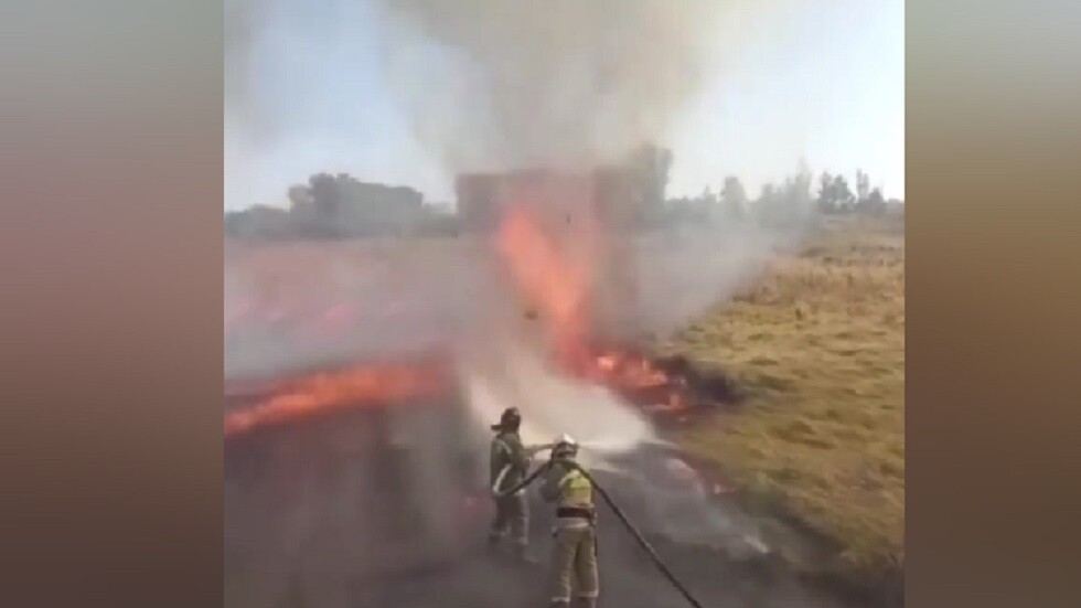 مشهد "مرعب الجمال".. زوبعة من ماء ونار في كازاخستان!