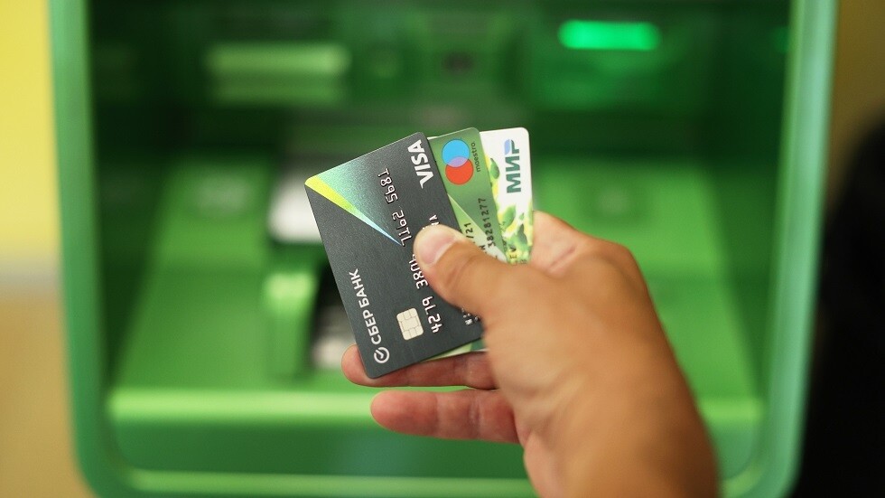 مصرف الادخار الوطني في كازاخستان يعلق العمل ببطاقات 