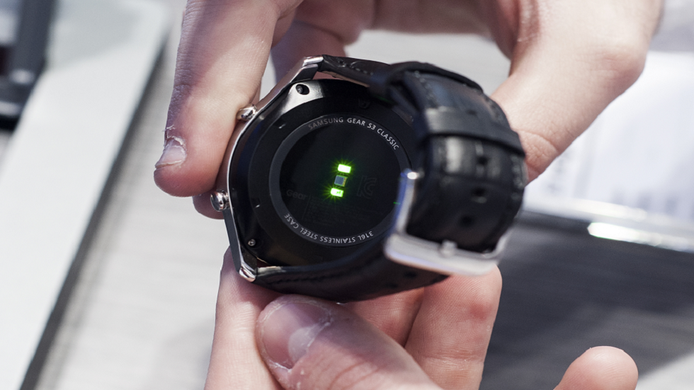 مستخدم ساعة سامسونغ الذكية يدعي حرقها معصمه أثناء النوم!