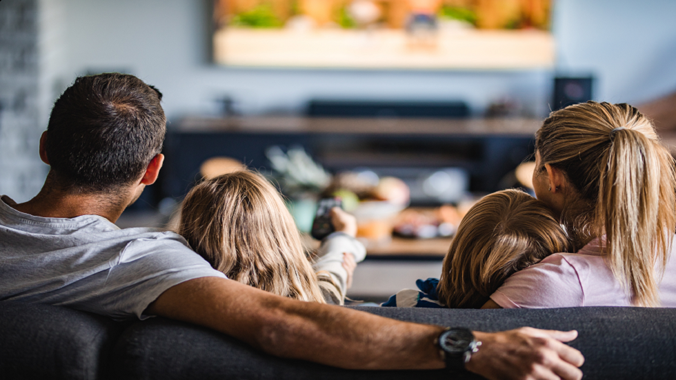 دراسة: مشاهدة التلفاز مع طفلك يمكن أن يعزز نموه المعرفي!