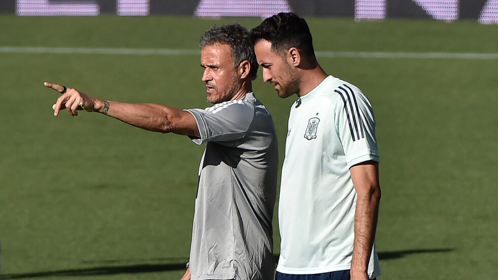 بدلا من الصراخ.. مدرب إسبانيا يبتكر طريقة جديدة لإعطاء التعليمات (فيديو)