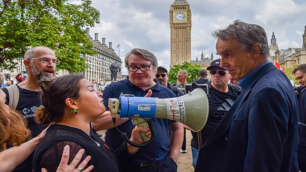 لندن.. أعمال شغب عند السفارة الإيرانية وإصابة عدد من الشرطة