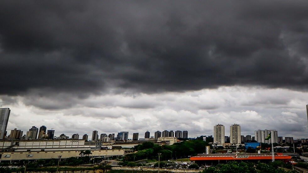 علماء روسيا والإمارات العربية المتحدة يبتكرون تقنية جديدة للأمطار الاصطناعية في الطقس الجاف