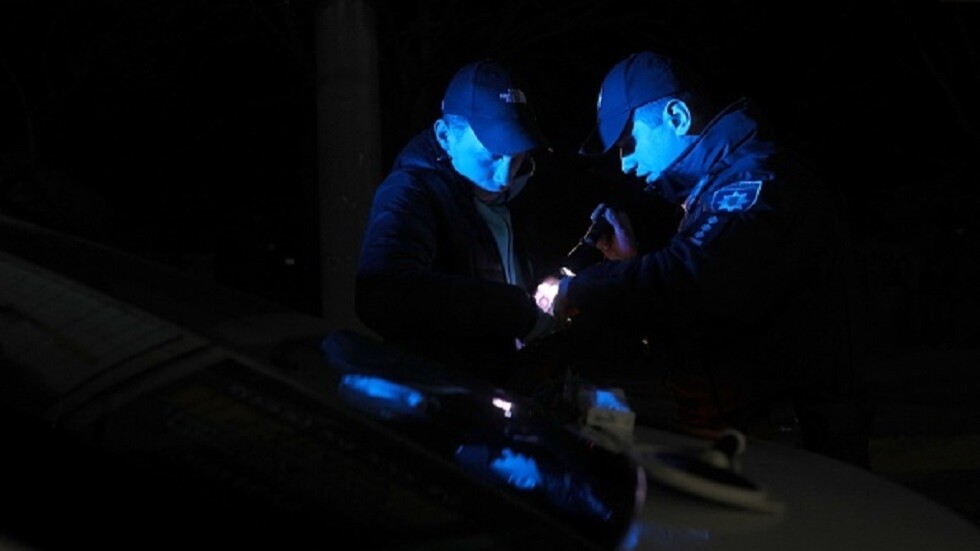 صحيفة: مقتل شرطي وإصابة آخر بانفجار قرب مركز للشرطة في تركيا (فيديو)