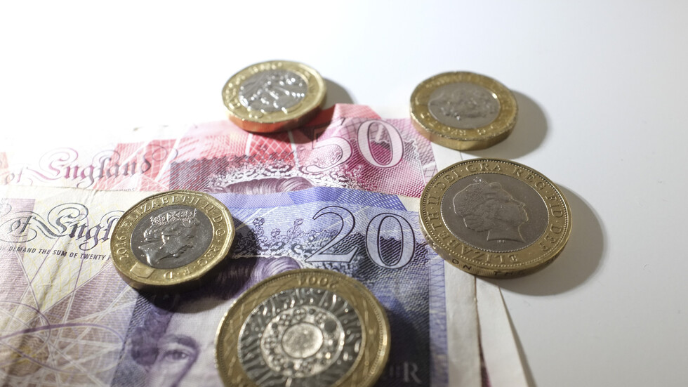 وزير المالية البريطاني يعقد اجتماع أزمة مع المصرفيين بعد هبوط الجنيه