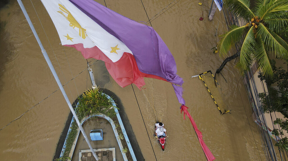 فيتنام تفرض حظر تجول وتجلي 800 ألف شخص تأهبا لإعصار "نورو"
