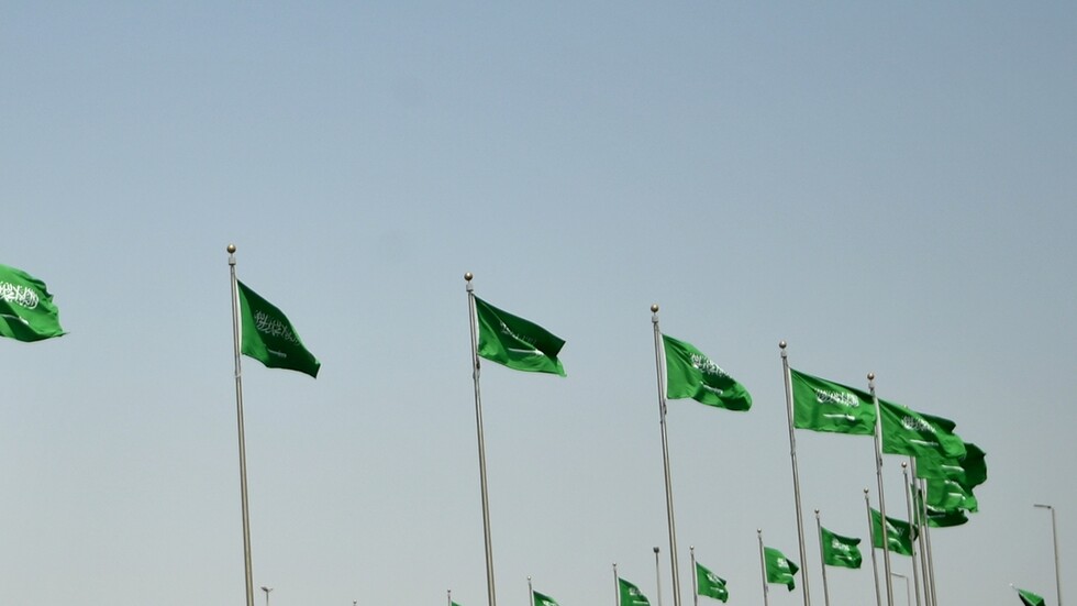 الأمن السعودي يتحرك بعد مقطع فيديو لمشاجرة ضمت 3 نساء و3 رجال في الرياض (فيديو)