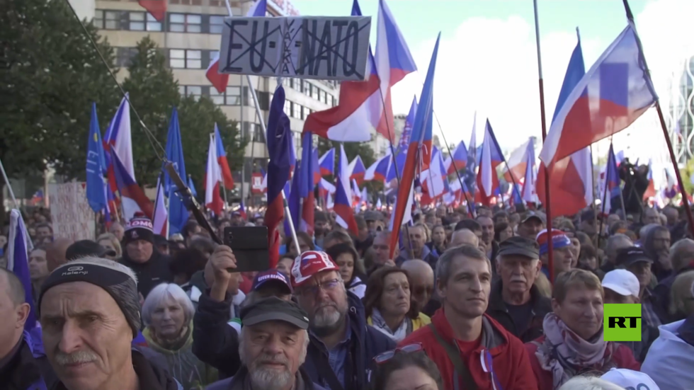 الآلاف يتظاهرون ضد الحكومة التشيكية في براغ