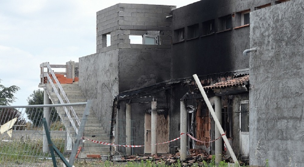 حريق يدمر مسجدا شمالي فرنسا والسلطات الأمنية تشتبه بأنه متعمد
