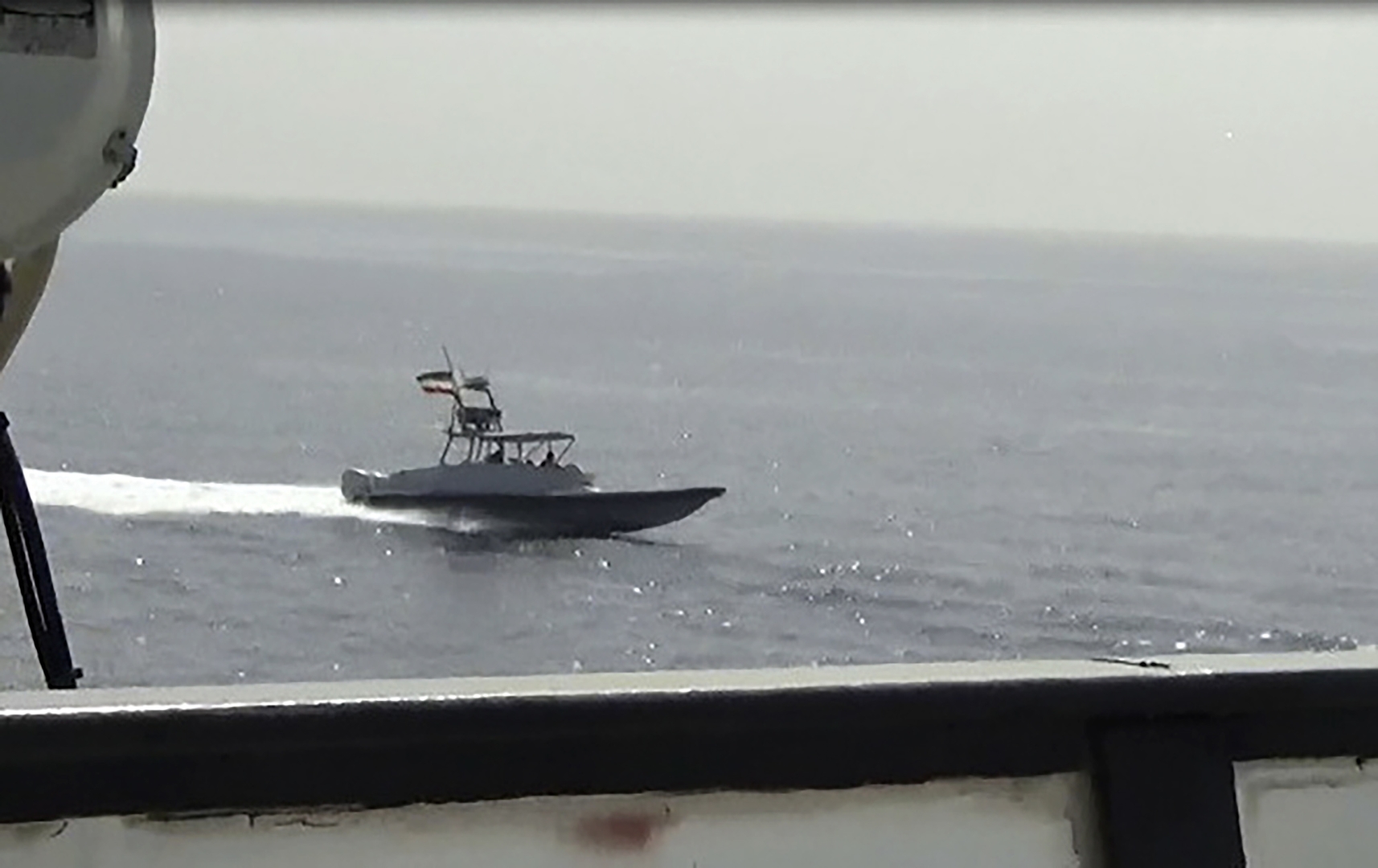 طهران: الأمريكيون توسلوا إلينا لنعيد لهم قواربهم المحتجزة في البحر الأحمر