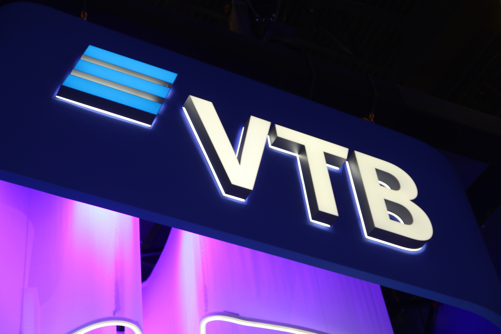رئيس بنك VTB الروسي حول أصول البنوك الروسية المحتجزة في الاتحاد الأوروبي: ببساطة سرقت