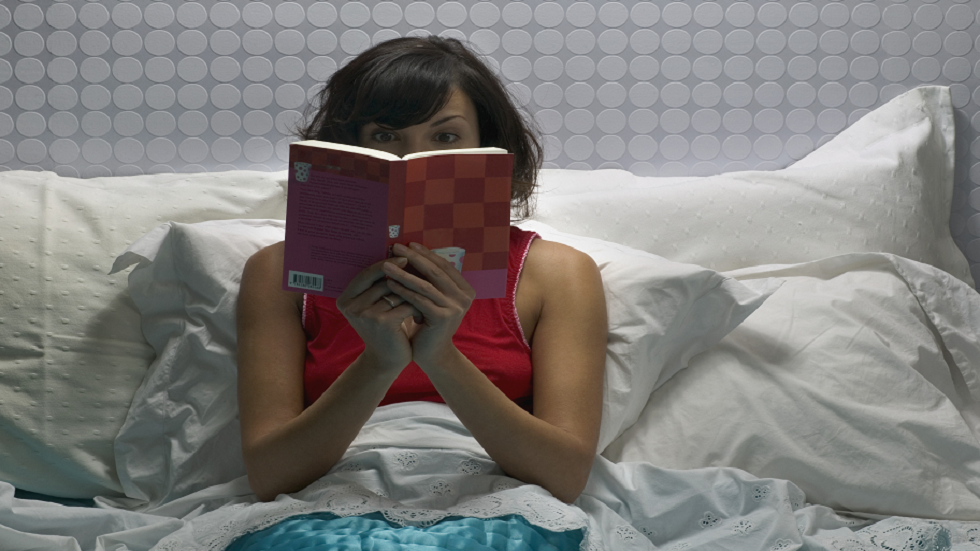 هل قراءة كتاب قبل النوم يحسّن نومك ليلا؟