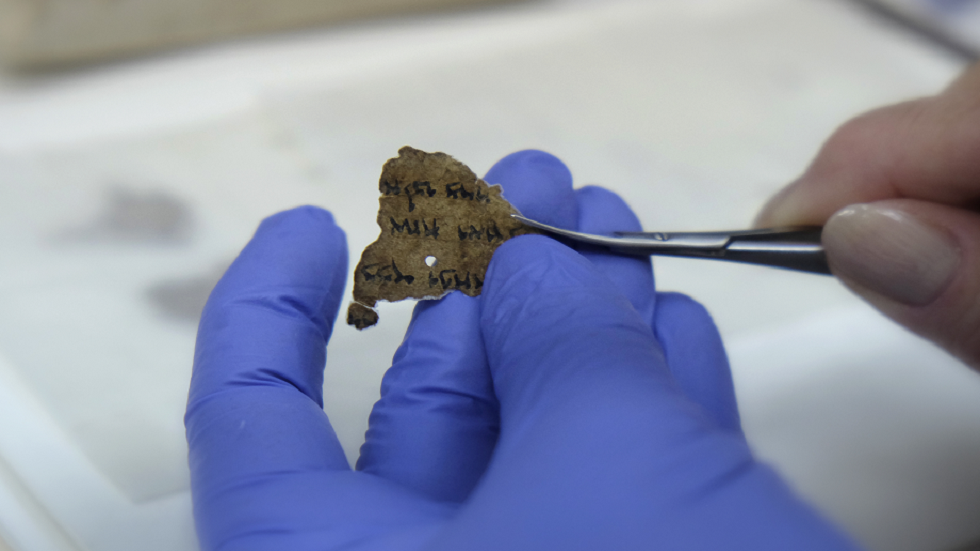 العثور على مخطوطات البحر الميت الغامضة 