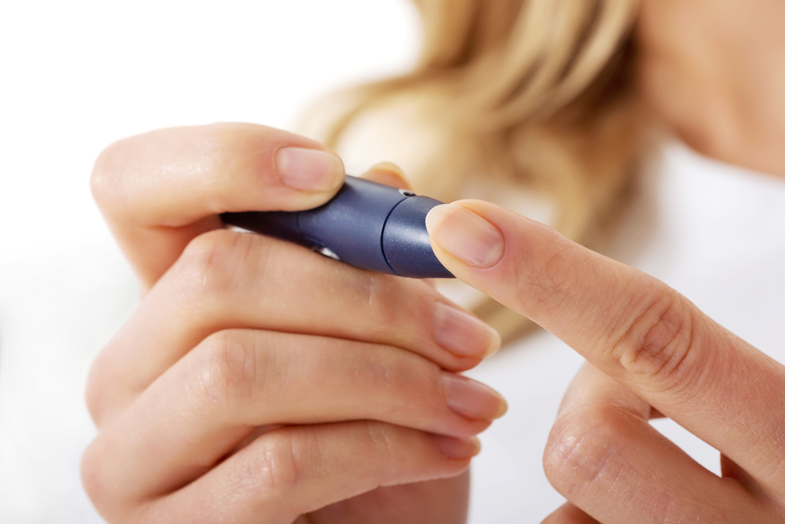 علامات تحذيرية للإصابة بمرض السكري يمكن رصدها في اليدين لا سيما الأظافر