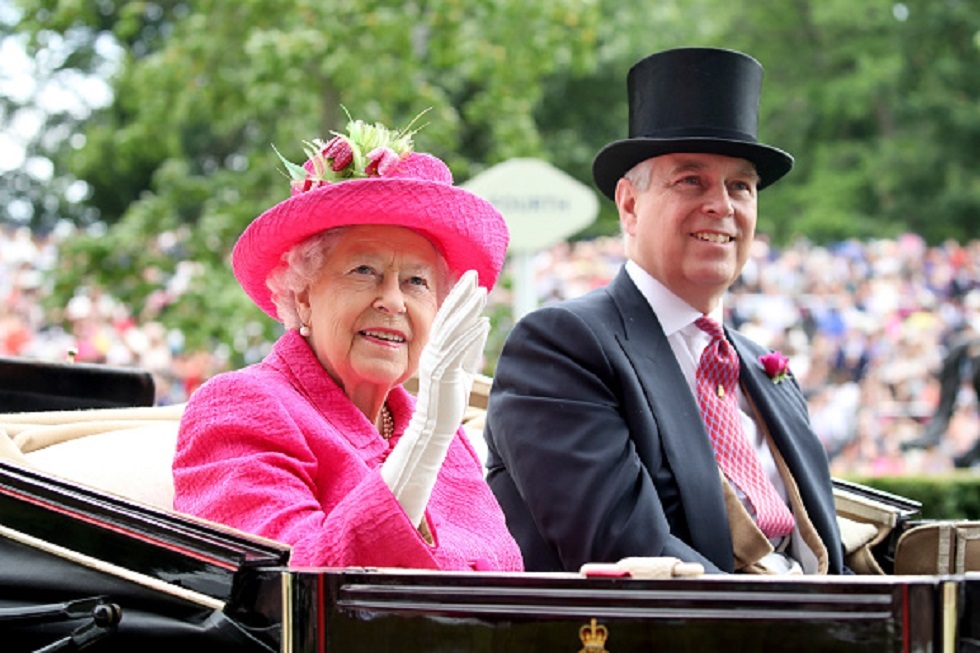 أمير بريطاني يتعرض لهجوم أثناء جنازة الملكة إليزابيث (فيديو)