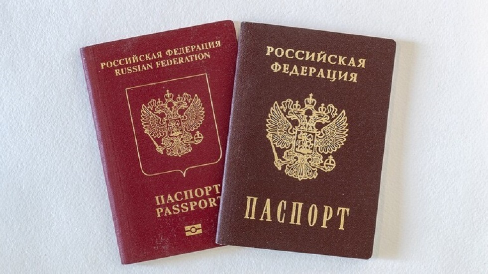 مستشار زيلينسكي يهدد بملاحقة جنائية لكل من يحصل على الجنسية الروسية