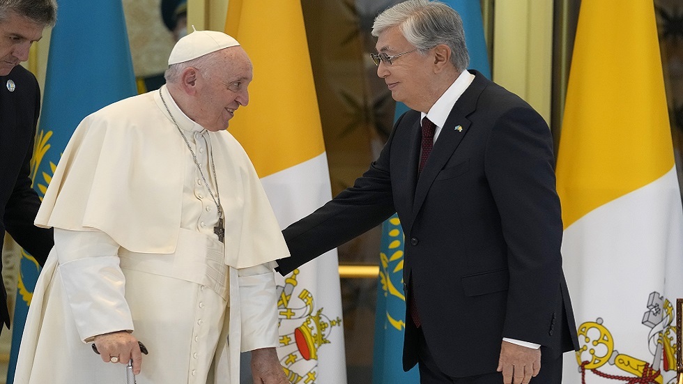 رئيس كازاخستان يساعد البابا فرنسيس في الجلوس