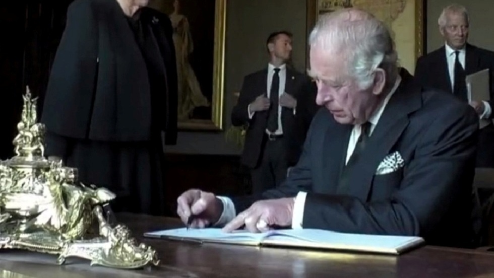 ملك بريطانيا يخطئ في كتابة التاريخ خلال توقيعه في كتاب الزوار في إيرلندا الشمالية (فيديو)